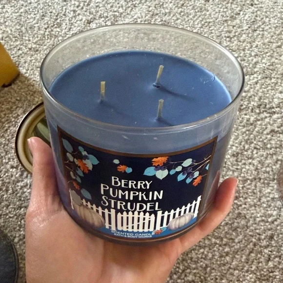 DISCONTINUED Bath & Body Works Berry Pumpkin Strudel Candle - Picture 2 of 2